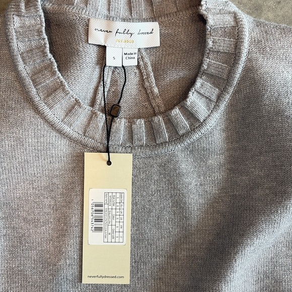 Never Fully Dressed “LOVE” sweater - Picture 6 of 9